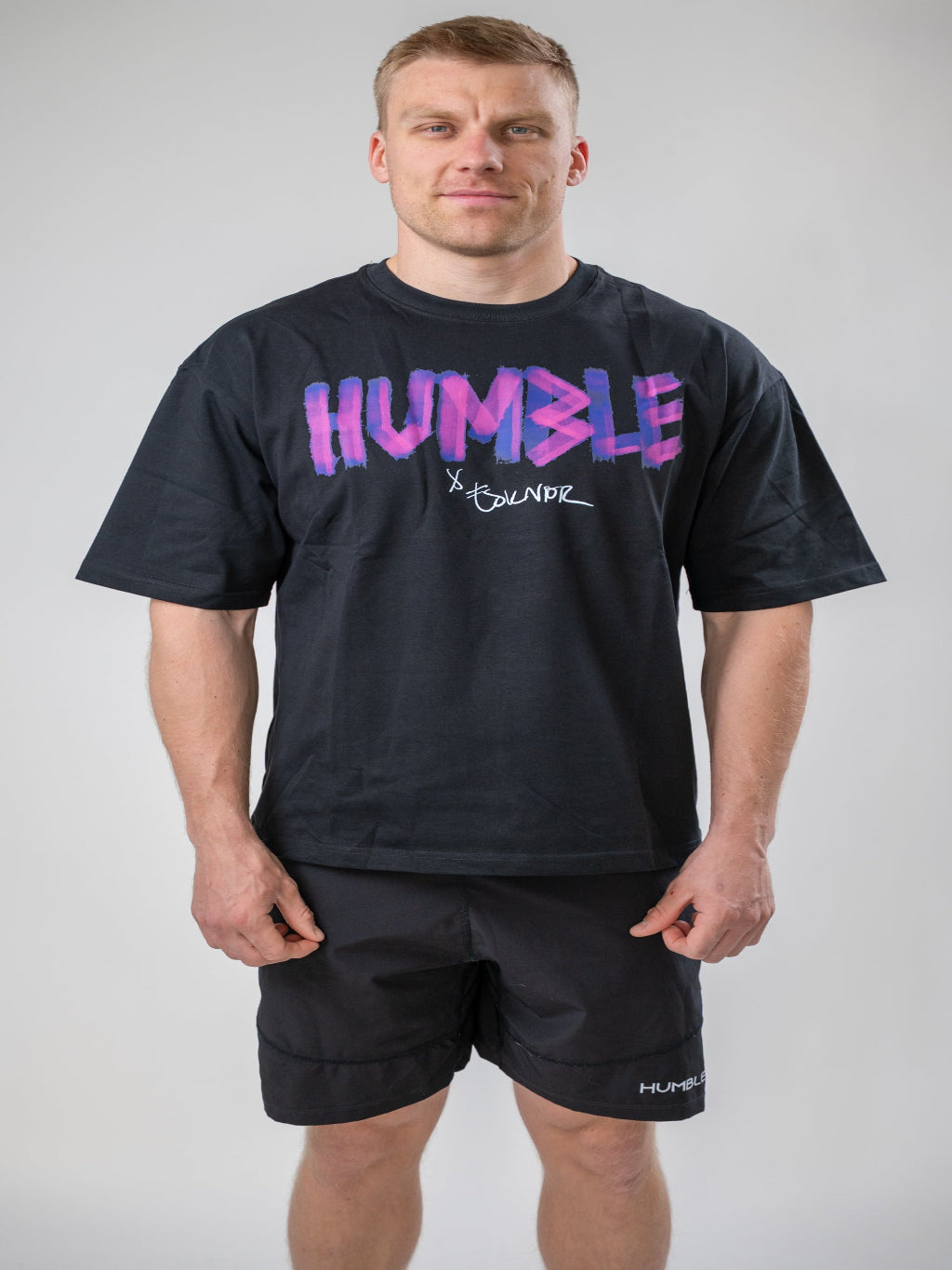 Man i svart Ambitious Panther Oversized T-shirt från Humble Athletics