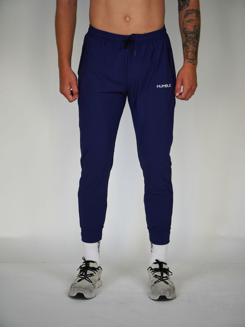 Man i marinblåa Performance Joggers från Humble Athletics