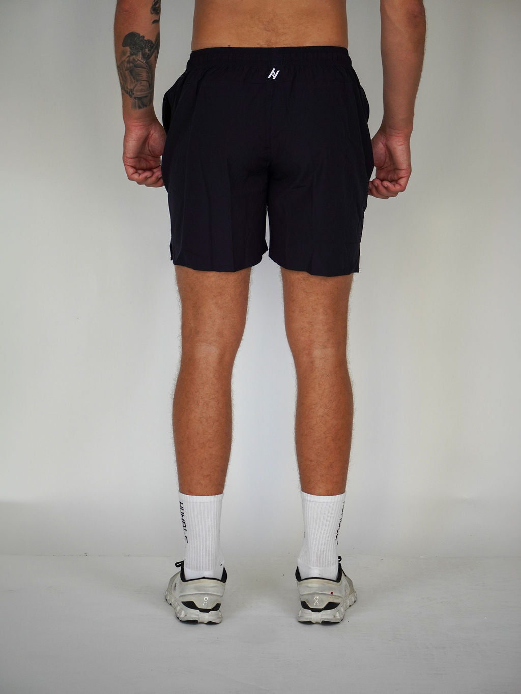 Man i marinblåa Performance Shorts 2.0 från Humble Athletics