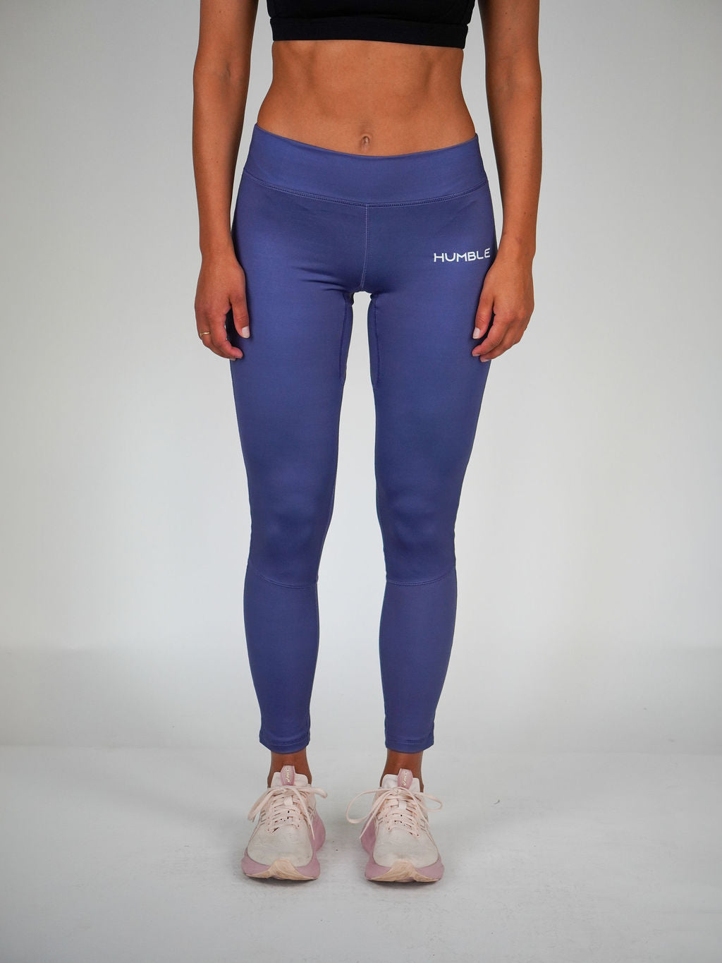 Kvinna i svarta Solid Intense Tights från Humble Athletics