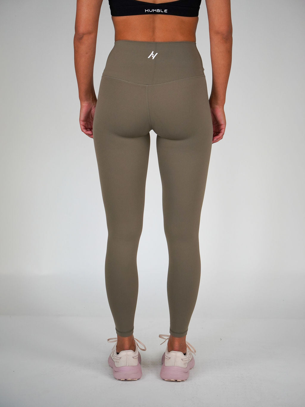 Kvinna i grå Performance Tights (Nomatic Grey) från Humble Athletics