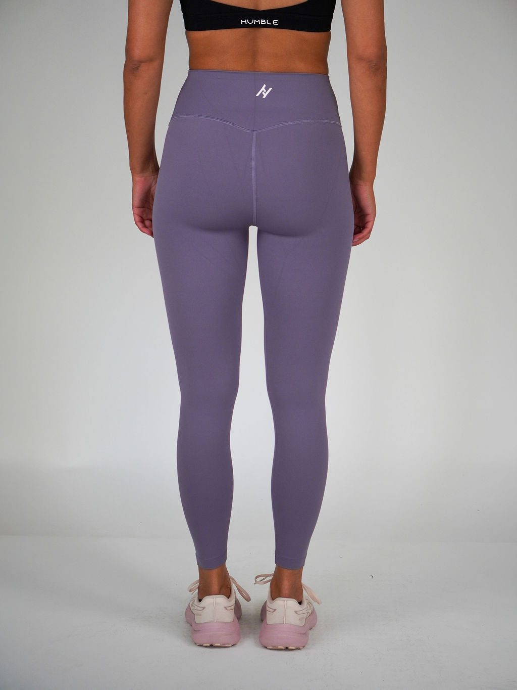 Kvinna i lila Ambitious Tights från Humble Athletics