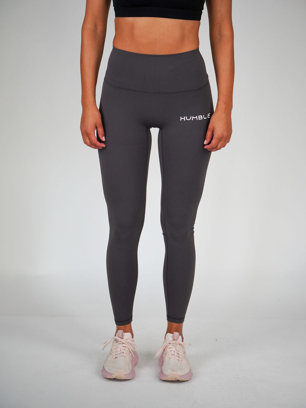 Kvinna i grå Performance Tights (Graphite Grey) från Humble Athletics