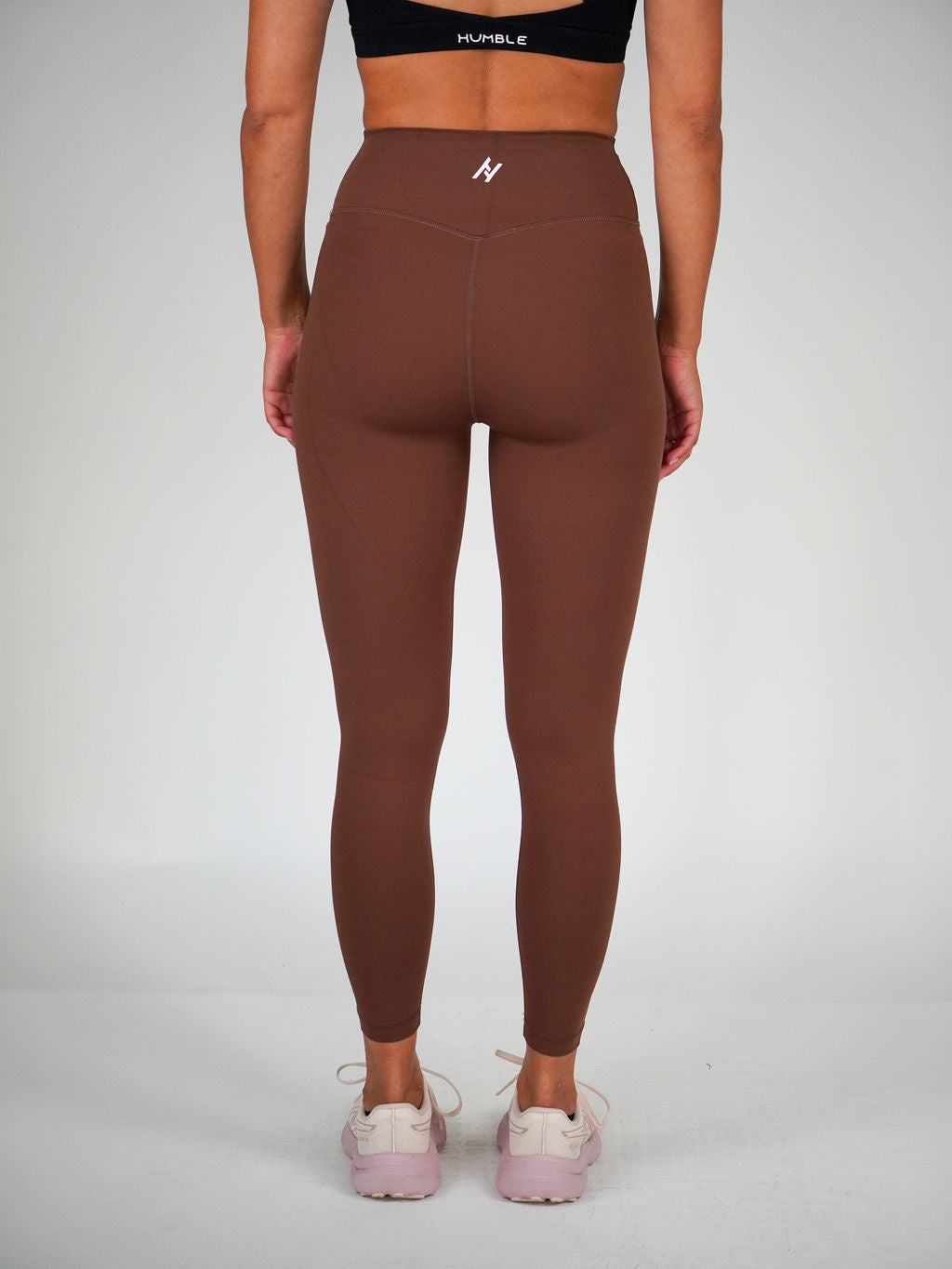 Kvinna i chestnutbrun Ambitious Tights från Humble Athletics