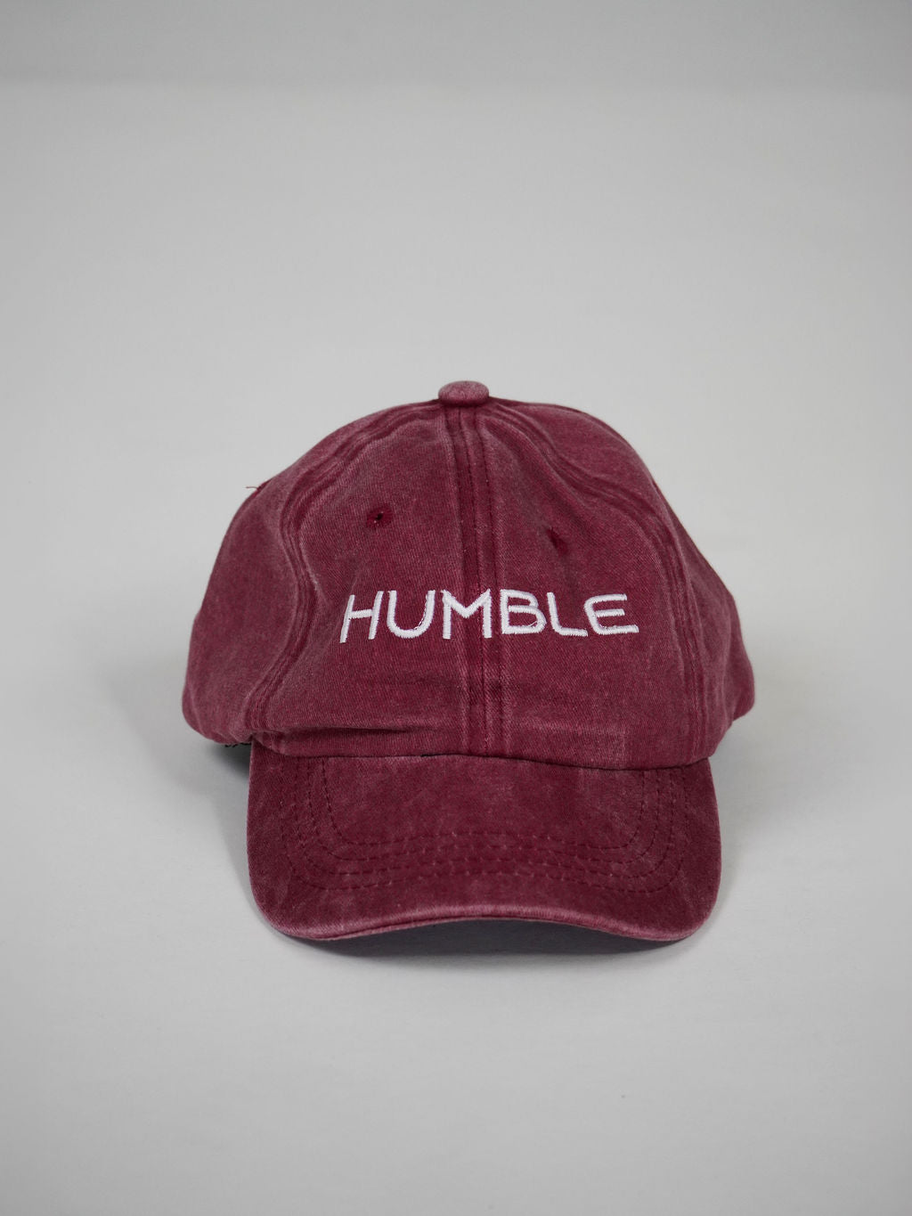 Man i röd Solid Cap från Humble Athletics