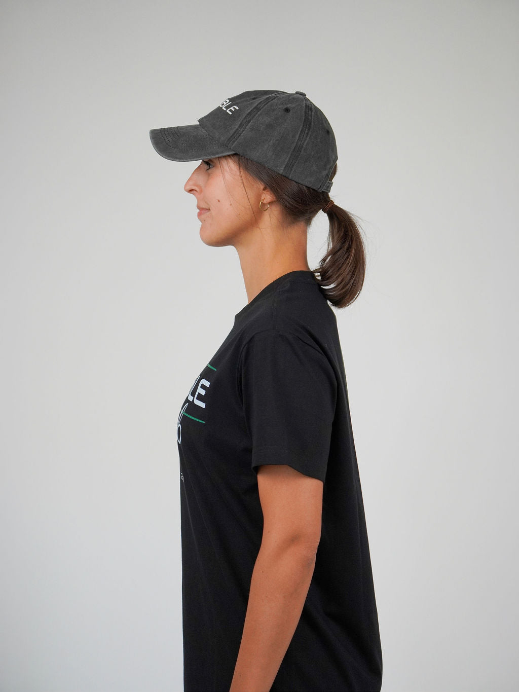 Man i svart Solid Cap från Humble Athletics