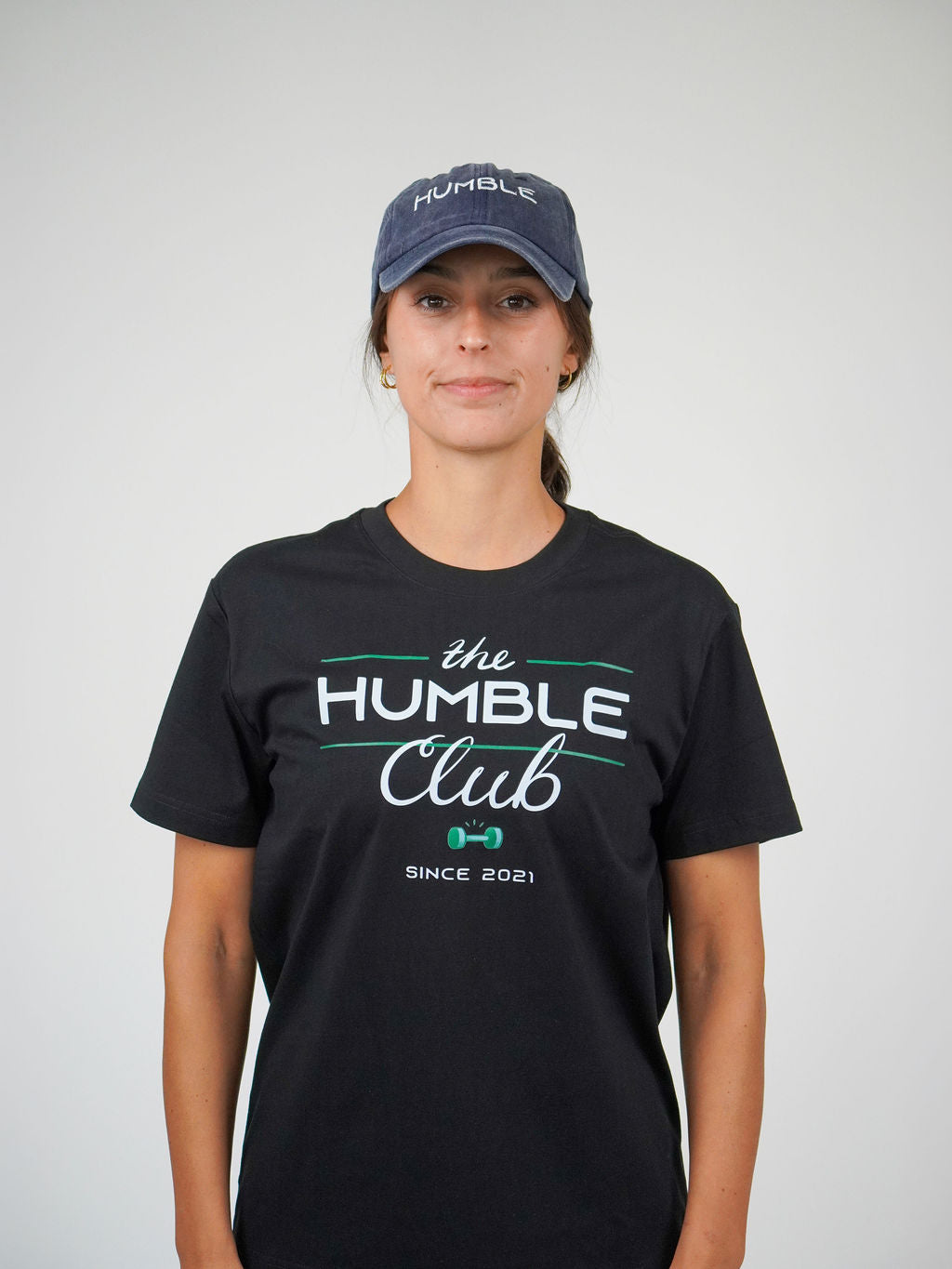 Man i marinblå Solid Cap från Humble Athletics