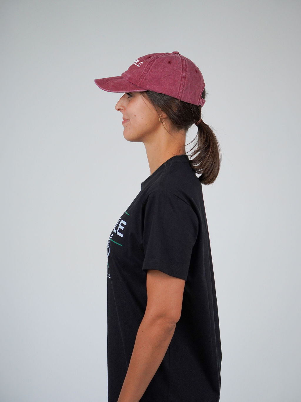 Man i röd Solid Cap från Humble Athletics