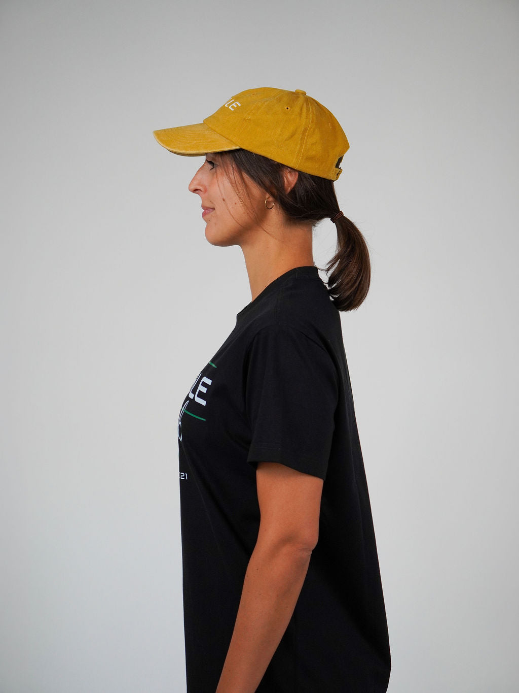 Man i guldfärgad Solid Cap från Humble Athletics