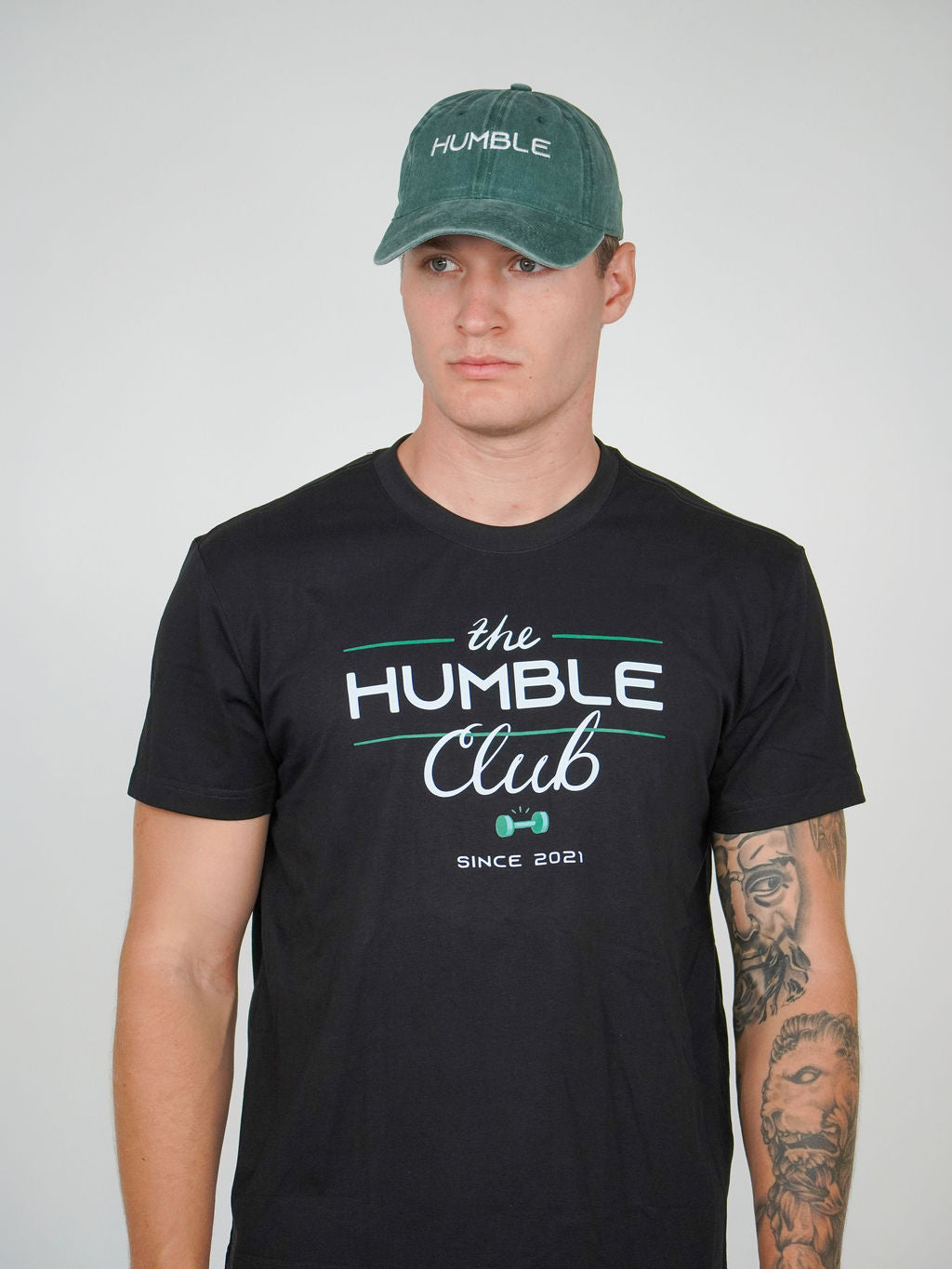 Man i Humble Club T-shirt från Humble Athletics, Ambitious-kollektionen