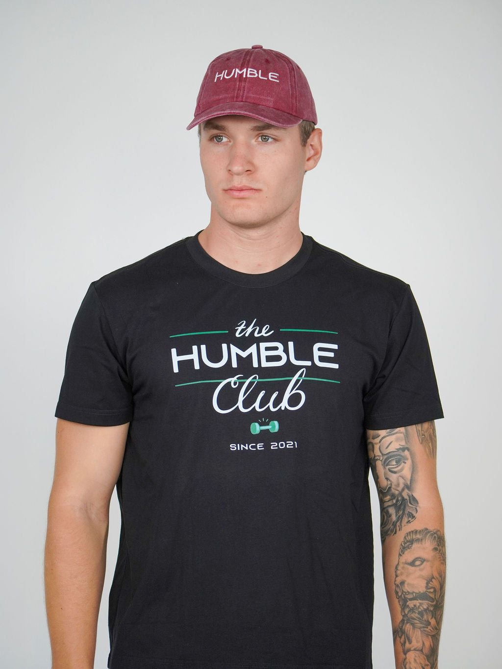 Man i röd Solid Cap från Humble Athletics