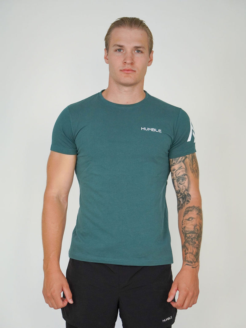Man i havsgrön Solid T-shirt från Humble Athletics, ekologisk bomull