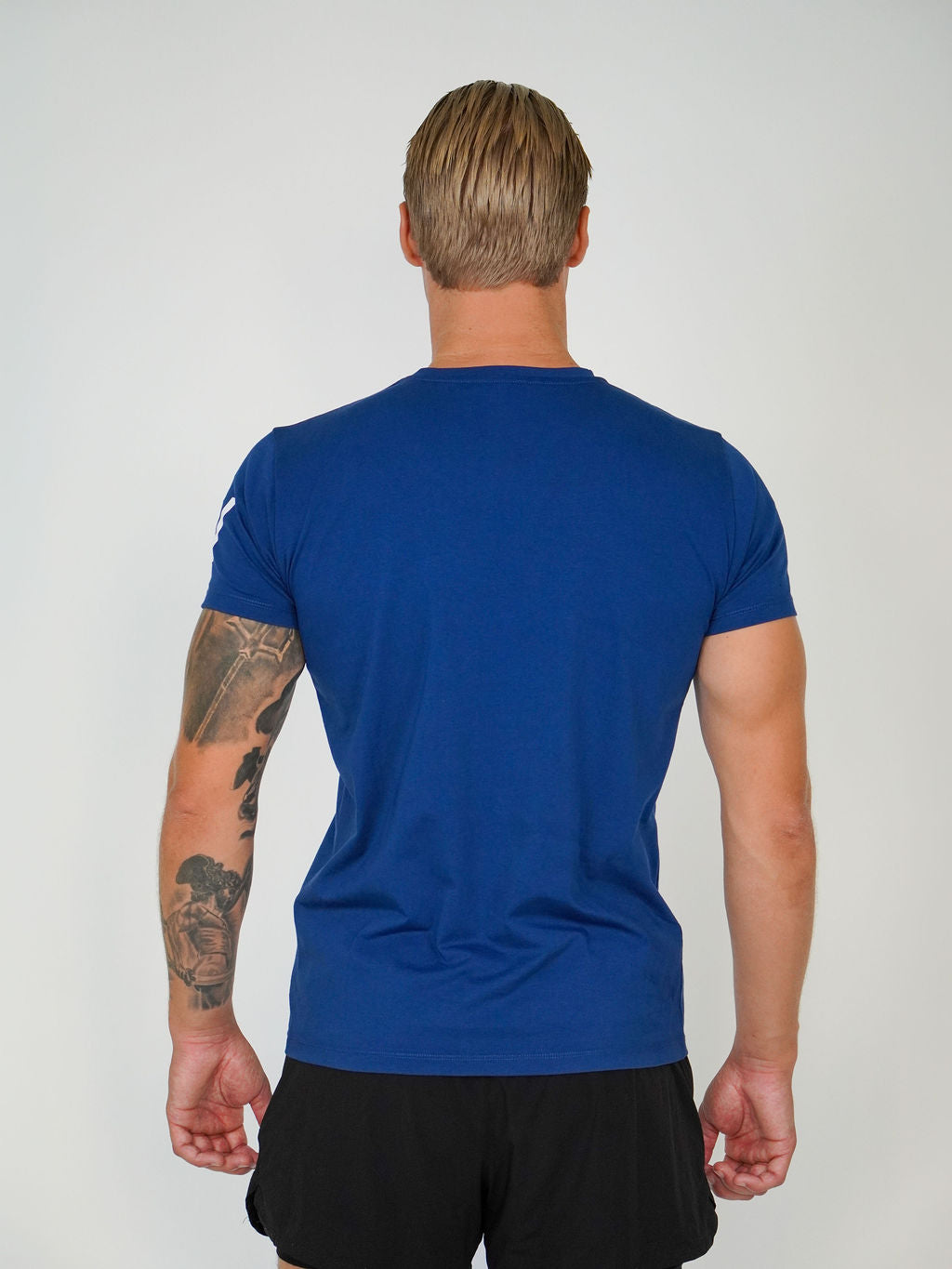 Man i marinblå Solid T-shirt från Humble Athletics, ekologisk bomull