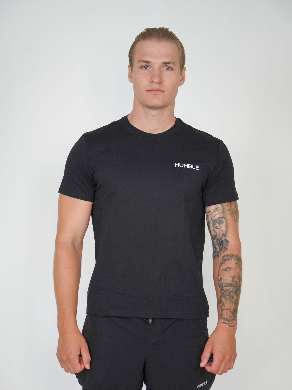 Man i svart Solid T-shirt från Humble Athletics, ekologisk bomull
