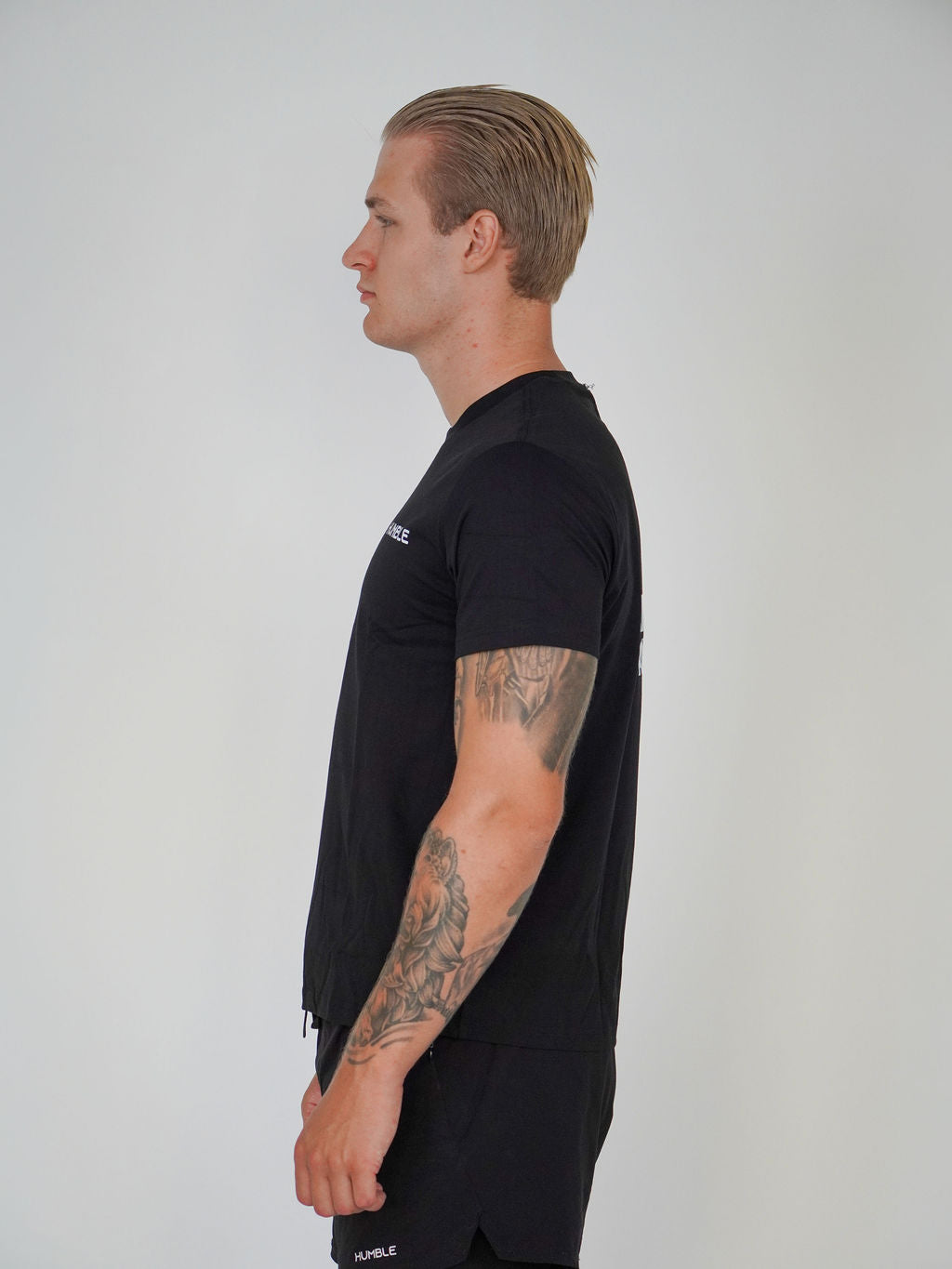 Man i The Ambitious Athlete T-shirt från Humble Athletics