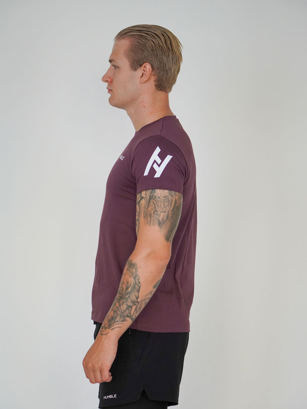 Man i mörkröd Solid T-shirt från Humble Athletics, ekologisk bomull