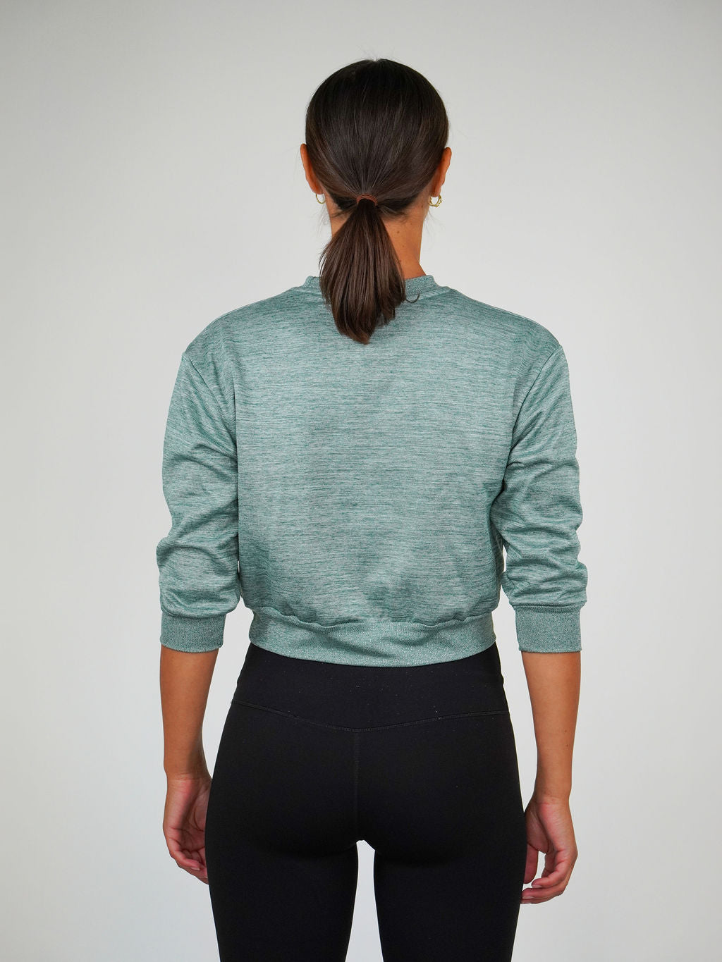 Kvinna i Solid Sweater från Humble Athletics, mjuk fleece
