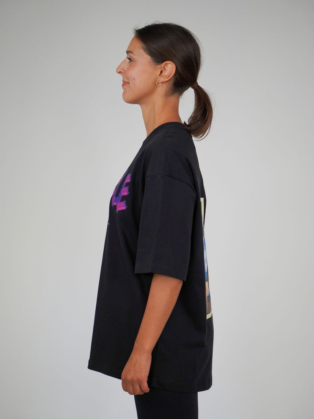 Kvinna i Ambitious Panther Oversized T-shirt från Humble Athletics
