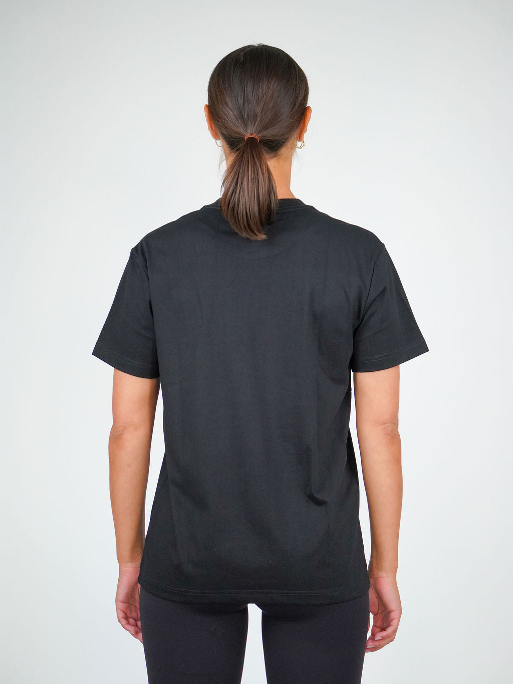 Kvinna i Humble Club T-shirt från Humble Athletics, Ambitious-kollektionen