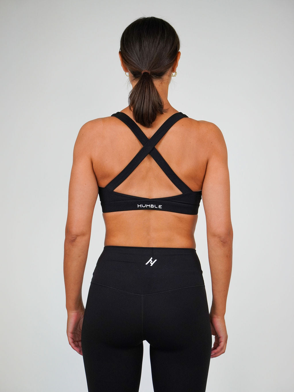 Kvinna i svart Ambitious Sports Bra från Humble Athletics