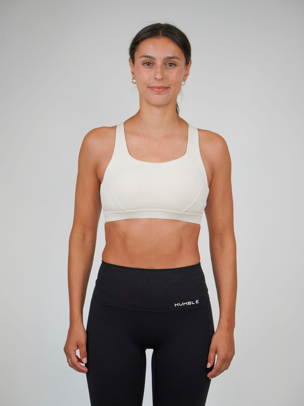 Kvinna i beige Ambitious Sports Bra från Humble Athletics