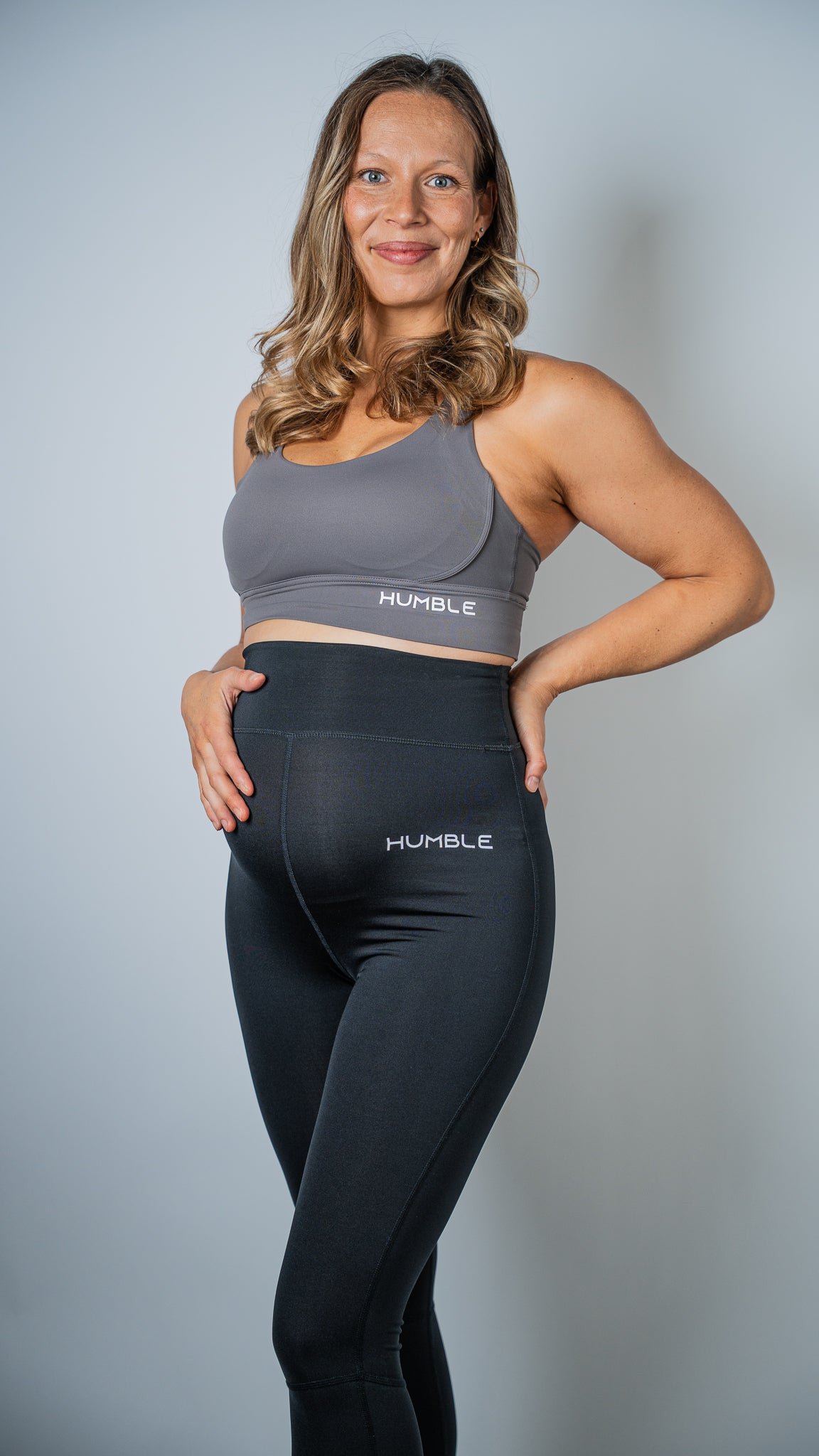 Gravid kvinna i Ambitious Mama Tights från Humble Athletics