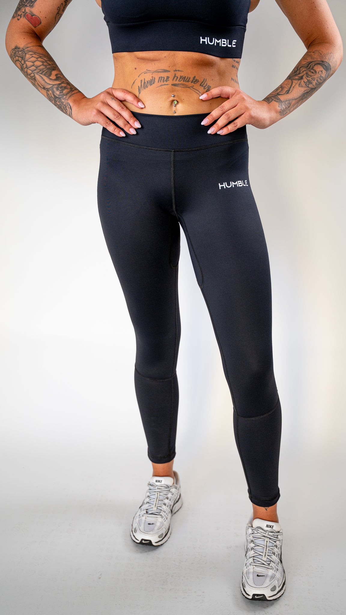 Kvinna i svarta Solid Intense Tights från Humble Athletics under styrketräning